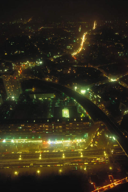 无人,高楼大厦,竖图,俯视,航拍,室外,夜晚,植物,大桥,大厦,道路,建筑,立交桥,路,路灯,摩天大楼,桥梁,公路,高架,建筑群,斜拉桥,桥,灯光,交通,建设,灯,树,树木,绿色,自然,生长,成长,照明设备,鸟瞰,马路,彩图,高角度拍摄,大楼,高层建筑,高楼,摩天楼