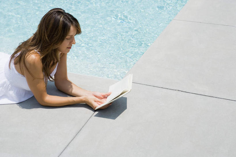 西方人,一个人,游泳池,横图,俯视,室外,白天,裙子,阅读,水,报纸,书籍,欧洲,欧洲人,仅一个年轻女性,仅一个女性,仅一个人,握,学习,阴影,连衣裙,光线,瓷砖,地砖,液体,影子,水池,水滴,水面,地面,拿,拿着,注视,泳池,阳光,低头,看,趴着,浏览,握着,半身裙,吊带裙,游泳馆,年轻女性,女人,女性,白种人,书,图书,趴,半身,彩图,高角度拍摄