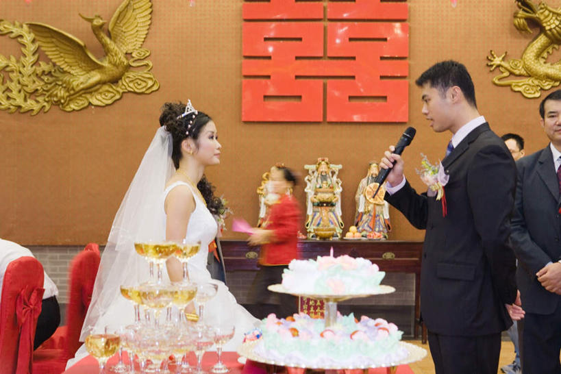 点心,东方人,夫妻,新郎,站,笑,说,微笑,露齿笑,横图,室内,白天,侧面,婚纱,衬衫,爱情,婚礼,下午茶,快乐,餐桌,桌子,杯子,椅子,亚洲,握,朦胧,模糊,庆祝,标志,高脚杯,文字,字符,墙,食品,领带,许多人,结婚,浪漫,拿,拿着,注视,黄种人,标识,相视,玻璃制品,食物,糕点,一个,话筒,酒杯,看,站着,喜庆,面对面,汉字,恩爱,握着,恋人,单个,餐台,纪念,对视,相对,香槟杯,相看,交流,男人,男性,年轻男性,年轻女性,女人,女性,中年男性,亚洲人,情侣,玻璃杯,沟通,讲话,交谈,说话,谈话,站立,半身,彩图,衬衣,婚礼服,礼服,高兴,伴侣,蛋糕