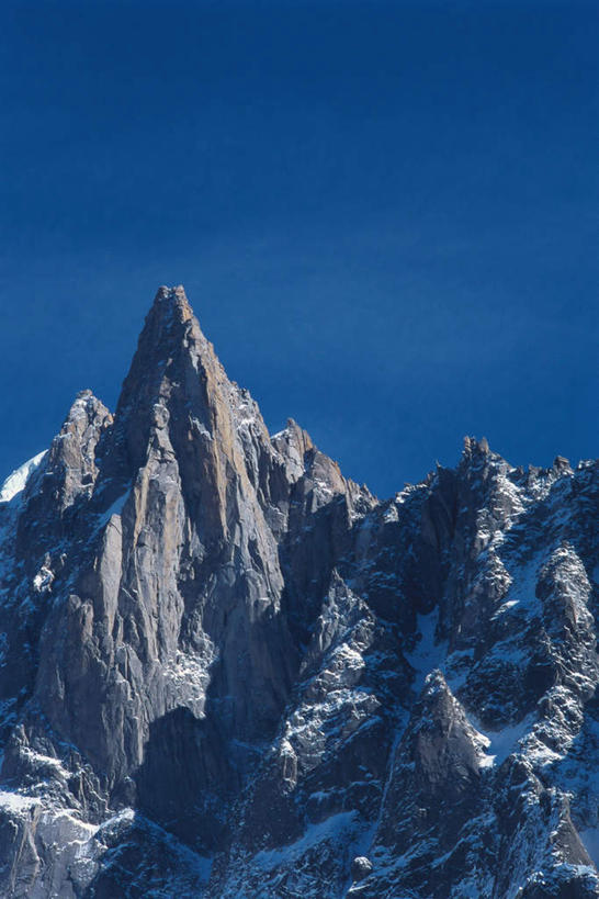 无人,竖图,室外,白天,正面,旅游,度假,石头,美景,山,山脉,雪,大雪,法国,欧洲,阴影,光线,石子,影子,积雪,景观,山峰,雪景,冬天,山峦,娱乐,蓝色,蓝天,天空,阳光,自然,群山,天,享受,休闲,景色,放松,自然风光,阿尔卑斯山脉,石块,岩石,彩图