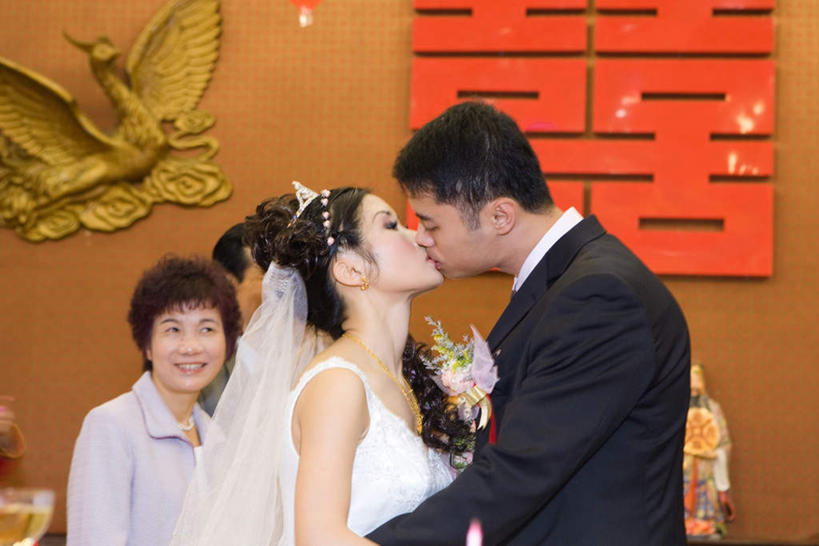 东方人,四个人,夫妻,新郎,站,闭眼,抱,笑,吻,微笑,露齿笑,横图,室内,白天,正面,婚纱,衬衫,爱情,婚礼,快乐,杯子,亚洲,朦胧,模糊,庆祝,标志,高脚杯,文字,字符,墙,领带,结婚,浪漫,注视,黄种人,标识,相视,墙壁,墙面,玻璃制品,酒杯,看,站着,喜庆,面对面,汉字,恩爱,恋人,抱着,纪念,对视,搂着,相对,香槟杯,相看,男人,男性,年轻男性,年轻女性,女人,女性,中年男性,中年女性,亚洲人,情侣,玻璃杯,闭眼睛,闭着眼,闭着眼睛,搂,搂抱,亲,亲吻,相抱,站立,半身,彩图,衬衣,婚礼服,礼服,高兴,伴侣