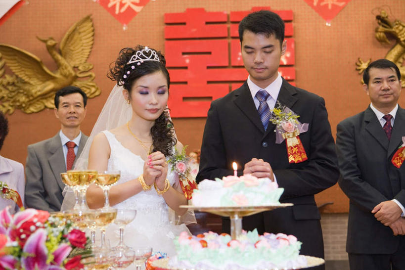 点心,东方人,夫妻,新郎,站,闭眼,笑,微笑,露齿笑,横图,室内,白天,正面,婚纱,衬衫,爱情,婚礼,下午茶,快乐,杯子,亚洲,五个人,朦胧,模糊,庆祝,标志,高脚杯,文字,字符,墙,食品,领带,结婚,浪漫,注视,黄种人,标识,相视,墙壁,墙面,玻璃制品,食物,糕点,酒杯,看,祈祷,手放前,站着,喜庆,面对面,汉字,恩爱,恋人,纪念,对视,相对,香槟杯,相看,男人,男性,年轻男性,年轻女性,女人,女性,中年男性,中年女性,亚洲人,情侣,玻璃杯,闭眼睛,闭着眼,闭着眼睛,相抱,站立,半身,彩图,衬衣,婚礼服,礼服,高兴,伴侣,蛋糕