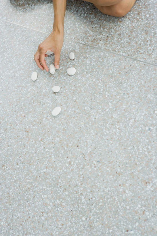 西方人,一个人,坐,竖图,俯视,室内,白天,白色背景,裙子,欧洲,欧洲人,仅一个年轻女性,仅一个女性,仅一个人,许多,握,连衣裙,瓷砖,地砖,地面,拿,拿着,排列,白色,低头,鹅卵石,握着,摄影,影棚,半身裙,吊带裙,队列,年轻女性,女人,女性,白种人,坐着,半身,彩图,高角度拍摄,影棚拍摄,拍摄