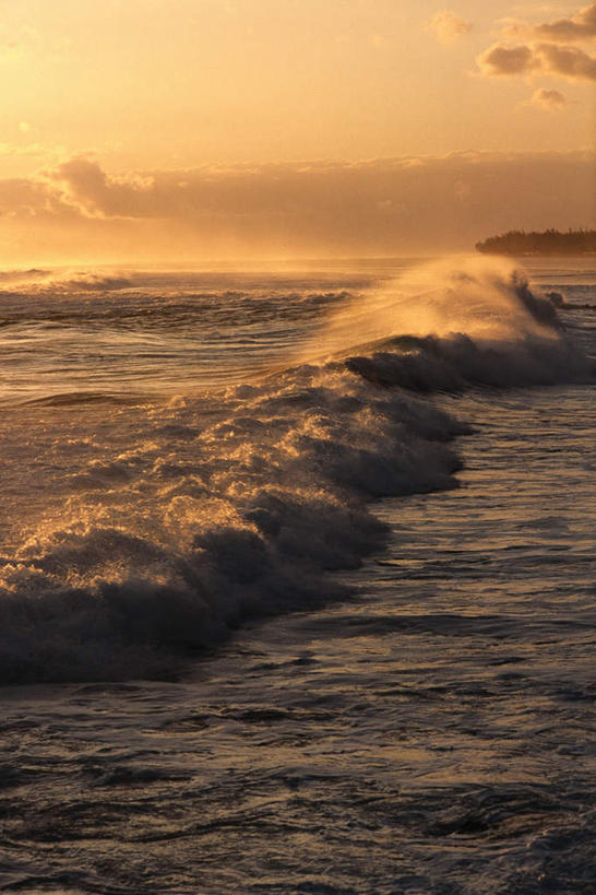 无人,竖图,俯视,室外,白天,海浪,海洋,美景,日落,景观,浪花,晚霞,霞光,云,云朵,白云,天空,自然,海水,黄昏,天,金色,景色,彩霞,自然风光,海景,大海,风浪,海,海水的波动,近岸浪,涌浪,夕阳,彩图,高角度拍摄