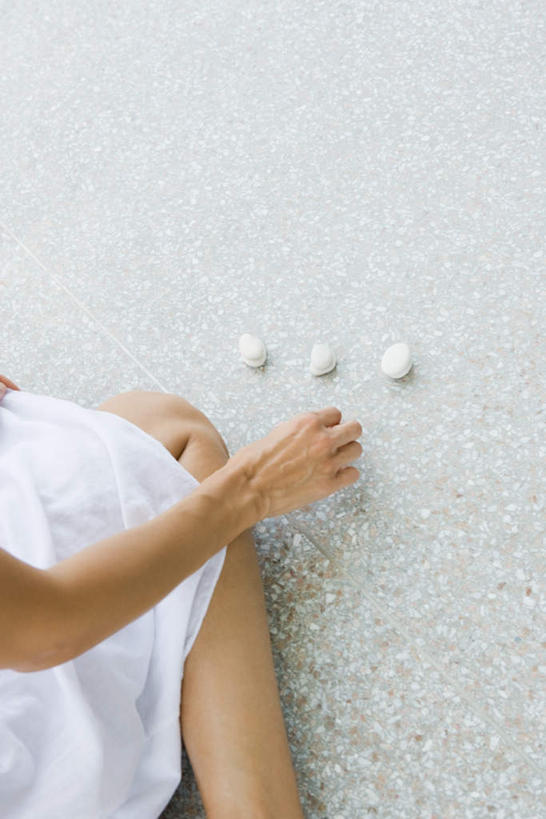 西方人,一个人,坐,竖图,俯视,室内,白天,白色背景,裙子,欧洲,欧洲人,仅一个年轻女性,仅一个女性,仅一个人,一排,握,连衣裙,整齐,瓷砖,地砖,地面,拿,拿着,排列,白色,低头,四个,鹅卵石,握着,摄影,影棚,半身裙,吊带裙,队列,年轻女性,女人,女性,白种人,坐着,半身,彩图,高角度拍摄,影棚拍摄,拍摄