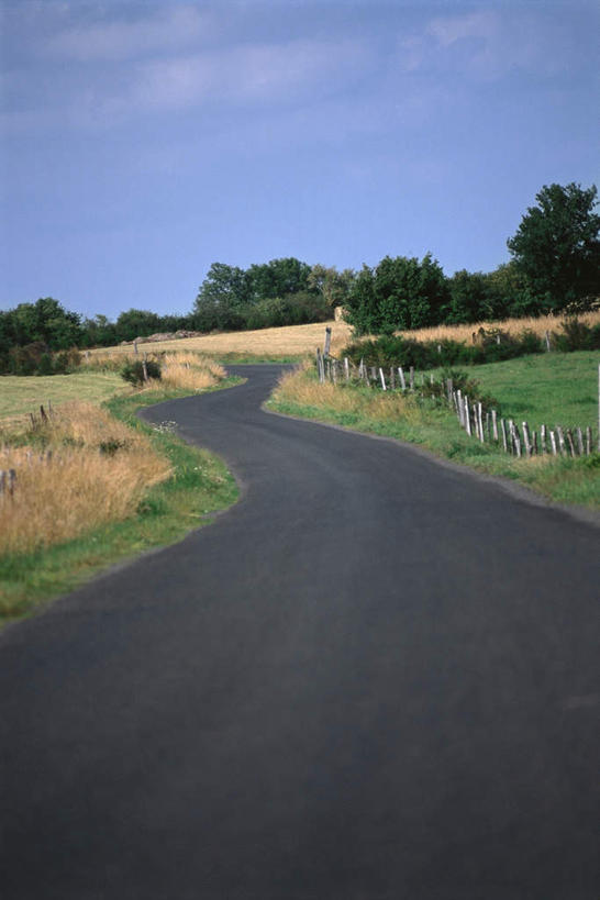 无人,农田,栏杆,竖图,室外,白天,正面,旅游,度假,庄稼,草地,草坪,美景,植物,道路,路,栅栏,景观,篱笆,云,云朵,围栏,小路,交通,云彩,娱乐,护栏,草,树,树木,蓝色,绿色,白云,蓝天,天空,自然,天,享受,休闲,景色,放松,生长,成长,自然风光,彩图,耕地,庄稼田