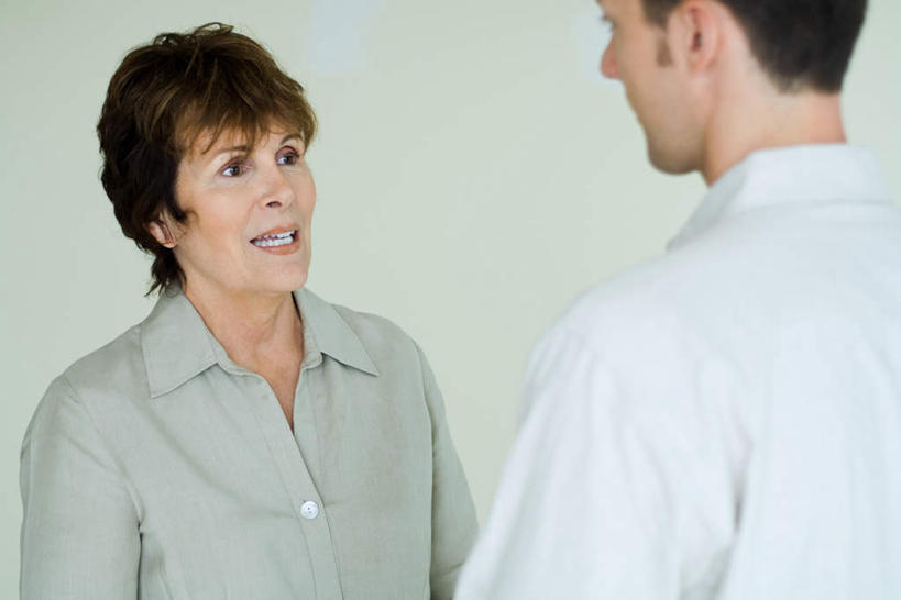 西方人,背部,头发,两个人,母亲,儿子,站,笑,微笑,横图,室内,白天,白色背景,正面,欧洲,欧洲人,惊讶,注视,相视,黄色,看,站着,母子,面对面,母爱,摄影,影棚,对视,相对,相看,男人,男性,年轻男性,女人,女性,中年女性,白种人,站立,半身,彩图,影棚拍摄,拍摄