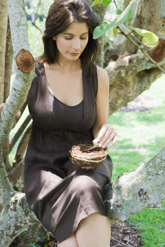 西方人,一个人,坐,笑,摸,微笑,竖图,室内,白天,正面,裙子,草地,草坪,植物,欧洲,欧洲人,仅一个年轻女性,仅一个女性,仅一个人,抚摸,握,阴影,连衣裙,光线,鸟窝,影子,地面,拿,拿着,注视,草,树,树木,绿色,灰色,阳光,自然,低头,看,倚靠,握着,生长,成长,半身裙,吊带裙,年轻女性,女人,女性,白种人,触摸,接触,坐着,半身,彩图