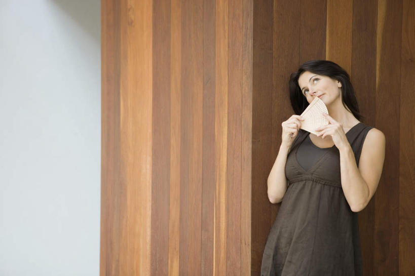 西方人,一个人,站,笑,微笑,横图,室内,白天,正面,裙子,欧洲,欧洲人,仅一个年轻女性,仅一个女性,仅一个人,一把,握,阴影,连衣裙,光线,扇子,影子,墙,拿,拿着,注视,墙壁,墙面,灰色,阳光,看,倚靠,站着,握着,半身裙,吊带裙,关注,年轻女性,女人,女性,白种人,抬头,仰头,站立,半身,彩图