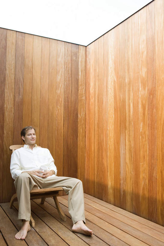 西方人,一个人,躺,竖图,室内,白天,正面,地板,杯子,椅子,欧洲,欧洲人,仅一个男性,仅一个人,握,阴影,光线,影子,木椅,墙,躺椅,地面,拿,拿着,注视,木地板,墙壁,墙面,仅一个年轻男性,阳光,水杯,低头,看,赤脚,握着,卧着,男人,男性,年轻男性,白种人,茶杯,躺着,卧,彩图,全身