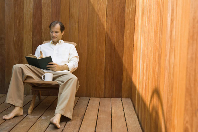 西方人,一个人,躺,横图,室内,白天,正面,阅读,地板,报纸,杯子,书籍,椅子,欧洲,欧洲人,仅一个男性,仅一个人,握,学习,阴影,光线,影子,木椅,墙,躺椅,地面,拿,拿着,注视,木地板,墙壁,墙面,仅一个年轻男性,阳光,水杯,低头,看,赤脚,浏览,握着,卧着,男人,男性,年轻男性,白种人,茶杯,书,图书,躺着,卧,彩图,全身