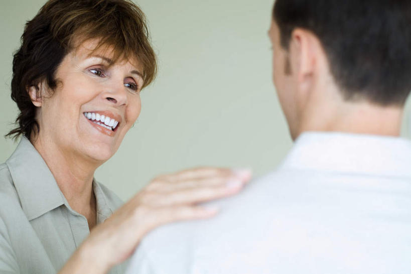 西方人,背部,头发,两个人,母亲,儿子,站,笑,摸,微笑,露齿笑,横图,室内,白天,白色背景,正面,衬衫,欧洲,欧洲人,抚摸,注视,相视,黄色,看,站着,母子,面对面,母爱,摄影,影棚,对视,相对,相看,男人,男性,年轻男性,女人,女性,中年女性,白种人,触摸,接触,抬头,仰头,站立,半身,彩图,影棚拍摄,衬衣,拍摄