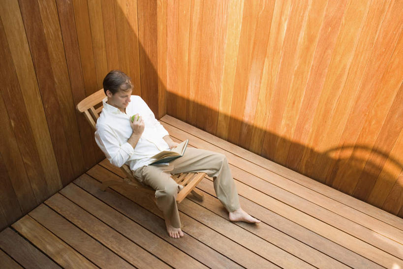 西方人,一个人,躺,横图,俯视,室内,白天,阅读,地板,苹果,报纸,书籍,水果,椅子,欧洲,欧洲人,仅一个男性,仅一个人,握,学习,阴影,新鲜,光线,影子,木椅,墙,躺椅,生食,食品,果实,地面,拿,拿着,木地板,墙壁,墙面,食物,仅一个年轻男性,一个,阳光,低头,看,赤脚,浏览,握着,有机食品,绿色食品,单个,卧着,男人,男性,年轻男性,白种人,书,图书,躺着,卧,彩图,高角度拍摄,全身