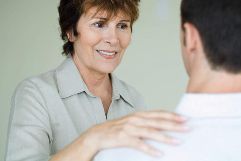 西方人,背部,头发,两个人,母亲,儿子,站,笑,摸,微笑,露齿笑,横图,室内,白天,白色背景,正面,衬衫,欧洲,欧洲人,抚摸,注视,相视,黄色,看,站着,母子,面对面,母爱,摄影,影棚,对视,相对,相看,男人,男性,年轻男性,女人,女性,中年女性,白种人,触摸,接触,站立,半身,彩图,影棚拍摄,衬衣,拍摄