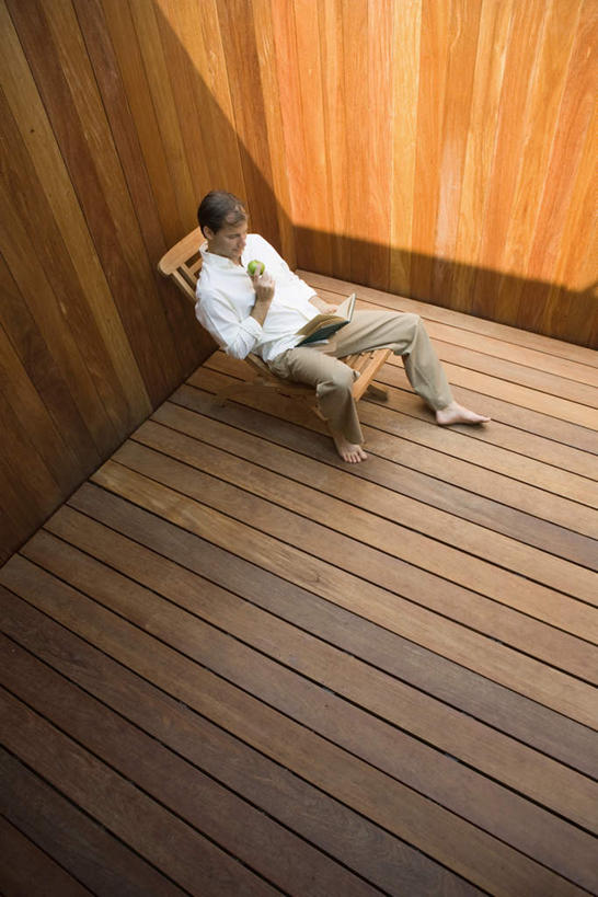 西方人,一个人,躺,竖图,俯视,室内,白天,阅读,地板,苹果,报纸,书籍,水果,椅子,欧洲,欧洲人,仅一个男性,仅一个人,握,学习,阴影,新鲜,光线,影子,木椅,墙,躺椅,生食,食品,果实,地面,拿,拿着,木地板,墙壁,墙面,食物,仅一个年轻男性,一个,阳光,低头,看,赤脚,浏览,握着,有机食品,绿色食品,单个,卧着,男人,男性,年轻男性,白种人,书,图书,躺着,卧,彩图,高角度拍摄,全身