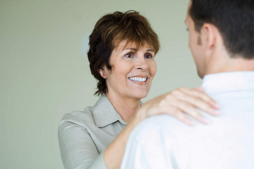 西方人,背部,头发,两个人,母亲,儿子,站,笑,摸,微笑,露齿笑,横图,室内,白天,白色背景,正面,衬衫,欧洲,欧洲人,抚摸,注视,相视,黄色,站着,母子,面对面,母爱,摄影,影棚,对视,相对,相看,男人,男性,年轻男性,女人,女性,中年女性,白种人,触摸,接触,站立,半身,彩图,影棚拍摄,衬衣,拍摄