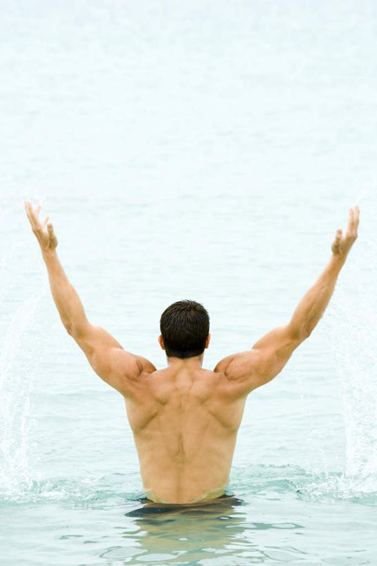 游泳,西方人,手,手掌,一个人,站,竖图,室外,白天,水,欧洲,欧洲人,仅一个男性,仅一个人,湿,飞溅,溅,液体,水池,水面,注视,仅一个年轻男性,背面,观察,看,站着,躯干,手部,活力,观看,察看,关注,男人,男性,年轻男性,白种人,手臂,举起,站立,半身,彩图,短发