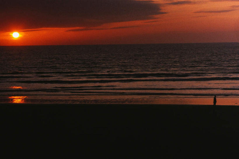 西方人,一个人,站,横图,室外,白天,侧面,海浪,海洋,美景,日落,沙滩,太阳,欧洲,欧洲人,仅一个男性,仅一个人,光线,沙子,海岸,景观,浪花,水平线,晚霞,霞光,云,云朵,辽阔,海平线,沙地,背光,云彩,注视,仅一个年轻男性,天空,阳光,自然,海水,黄昏,天,观察,看,站着,广阔,景色,彩霞,观看,一望无际,察看,关注,自然风光,逆光,海景,无边无际,一马平川,男人,男性,年轻男性,白种人,大海,风浪,海,海水的波动,海滩,近岸浪,涌浪,夕阳,站立,彩图,全身,水天相接,水天一线