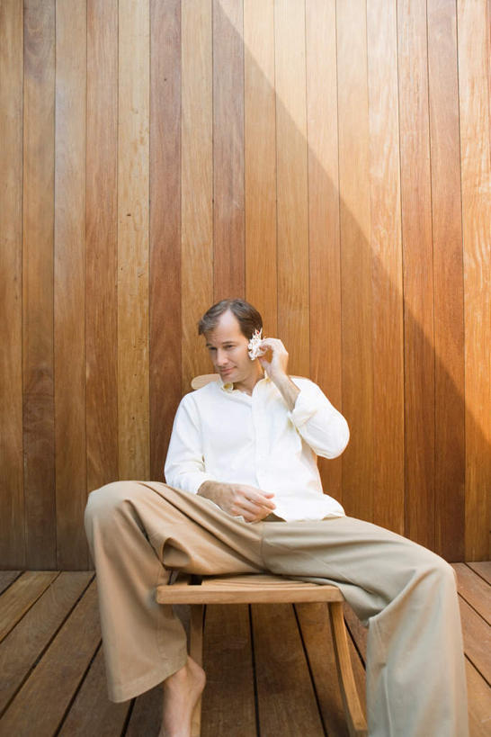 西方人,腿部,脚,脚趾,脚后跟,脚背,踝,腿,一个人,坐,笑,微笑,露齿笑,竖图,室内,白天,正面,衬衫,地板,贝壳,椅子,欧洲,欧洲人,仅一个男性,仅一个人,仅一个中年男性,握,阴影,朦胧,模糊,光线,木椅,躺椅,地面,拿,听,拿着,注视,木地板,白色,黑色,阳光,观察,看,握着,观看,察看,关注,男人,男性,中年男性,白种人,贝类外壳,海螺壳,软体动物外壳,坐着,半身,彩图,衬衣,短发