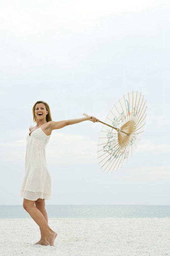 西方人,腿部,脚,脚后跟,脚背,踝,腿,一个人,站,举,笑,微笑,露齿笑,竖图,室外,白天,侧面,裙子,海洋,美景,沙滩,欧洲,欧洲人,仅一个年轻女性,仅一个女性,仅一个人,一把,握,连衣裙,伞,沙子,雨伞,遮阳伞,海岸,景观,水平线,云,云朵,辽阔,海平线,沙地,拿,云彩,拿着,注视,阳伞,蓝色,白云,蓝天,天空,自然,海水,披肩,天,观察,看,托,站着,广阔,景色,握着,晴朗,观看,半身裙,吊带裙,一望无际,察看,关注,自然风光,海景,无边无际,一马平川,年轻女性,女人,女性,白种人,长发,大海,海,海水的波动,海滩,晴空,举起,举手,举着,向上举,向上伸,向上托,站立,彩图,全身,水天相接,水天一线