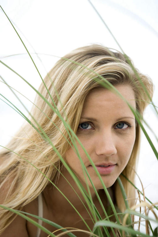 西方人,脸,头,脸颊,一个人,蹲,笑,摸,微笑,竖图,室外,特写,白天,正面,植物,欧洲,欧洲人,仅一个年轻女性,仅一个女性,仅一个人,抚摸,注视,草,蓝色,绿色,蓝天,天空,披肩,天,观察,看,金色,晴朗,观看,察看,焦点,关注,万里无云,年轻女性,女人,女性,白种人,头部,长发,脸部,脸蛋,面部,晴空,晴空万里,触摸,蹲着,接触,半身,彩图