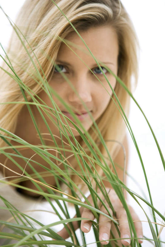 西方人,脸,头,脸颊,一个人,蹲,笑,摸,微笑,竖图,室外,特写,白天,正面,植物,欧洲,欧洲人,仅一个年轻女性,仅一个女性,仅一个人,抚摸,注视,草,绿色,披肩,观察,看,观看,察看,焦点,关注,年轻女性,女人,女性,白种人,头部,长发,脸部,脸蛋,面部,触摸,蹲着,接触,半身,彩图