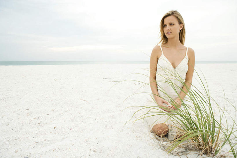 西方人,脸,头,脸颊,胸,一个人,蹲,横图,室外,白天,正面,裙子,海洋,欧洲,欧洲人,仅一个年轻女性,仅一个女性,仅一个人,连衣裙,水平线,云,云朵,辽阔,海平线,云彩,注视,黄色,白云,天空,海水,披肩,天,观察,看,广阔,观看,半身裙,吊带裙,一望无际,察看,关注,海景,无边无际,一马平川,年轻女性,女人,女性,白种人,头部,手臂,胸部,长发,脸部,脸蛋,面部,大海,海,海水的波动,蹲着,彩图,全身,水天相接,水天一线