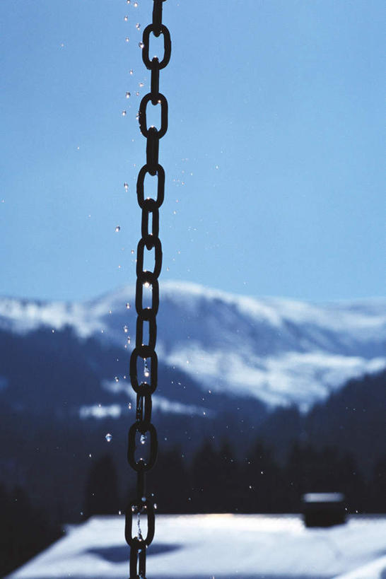 无人,竖图,室外,特写,白天,正面,美景,山,水,雪,植物,大雪,金属制品,朦胧,模糊,金属,液体,积雪,景观,山峰,水滴,雪景,冬天,山峦,树,树木,蓝色,白色,蓝天,天空,自然,群山,天,景色,铁链,生长,晴朗,成长,自然风光,万里无云,晴空,晴空万里,彩图