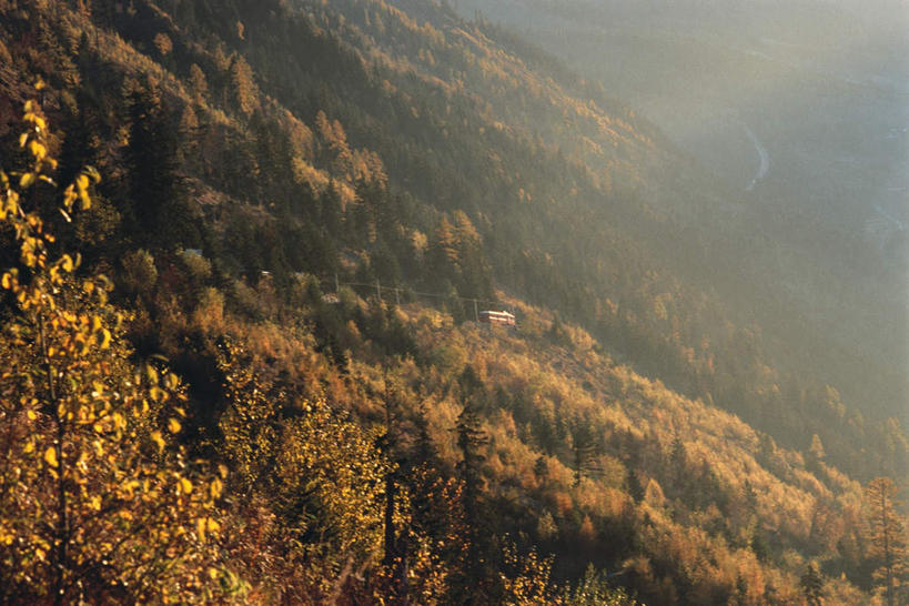 无人,横图,俯视,室外,白天,旅游,度假,美景,秋季,山,树林,植物,朦胧,模糊,光线,房屋,屋子,景观,山峰,山峦,娱乐,楼房,树,树木,黄色,蓝色,绿色,蓝天,天空,阳光,自然,群山,享受,休闲,橙色,景色,放松,生长,成长,自然风光,秋,秋天,彩图,高角度拍摄,房子