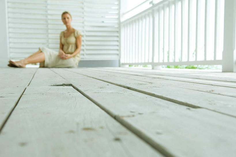 西方人,脸,头,脸颊,腿部,脚,脚趾,脚后跟,脚背,踝,腿,一个人,坐,横图,室内,白天,侧面,裙子,T恤衫,地板,欧洲,欧洲人,仅一个年轻女性,仅一个女性,仅一个人,朦胧,模糊,地面,T恤,长裙,木地板,黄色,白色,拖鞋,放松,简单,年轻女性,女人,女性,白种人,头部,长发,脸部,脸蛋,面部,坐着,彩图,全身