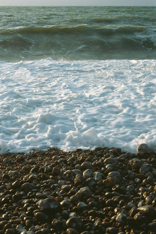 无人,竖图,俯视,室外,白天,旅游,度假,海浪,海洋,石头,美景,石子,海岸,景观,浪花,水平线,云,辽阔,海平线,云彩,娱乐,白云,天空,自然,海水,天,享受,休闲,广阔,景色,放松,一望无际,自然风光,海景,无边无际,一马平川,大海,风浪,海,海水的波动,海滩,近岸浪,石块,岩石,涌浪,彩图,高角度拍摄,水天相接,水天一线