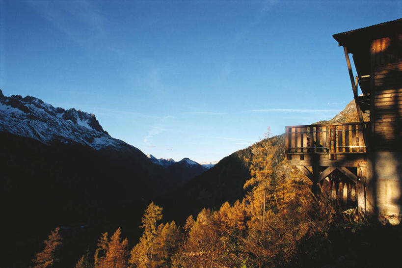 无人,家,木屋,横图,室外,白天,仰视,旅游,度假,美景,山,树林,雪,植物,积雪,景观,山峰,雪景,冬天,山峦,娱乐,古建筑,住宅,树,树木,黄色,蓝色,蓝天,天空,自然,群山,天,享受,休闲,旅游胜地,景色,放松,生长,晴朗,成长,自然风光,古文明,万里无云,晴空,晴空万里,彩图,低角度拍摄,茅舍,茅屋,棚屋,小木屋,小屋