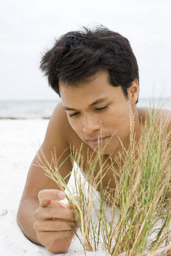 西方人,脸,头,脸颊,手,腿部,腿,赤膊,一个人,蹲,摸,竖图,室外,特写,白天,正面,海洋,沙滩,植物,欧洲,欧洲人,仅一个男性,仅一个人,抚摸,沙子,海岸,水平线,云,云朵,辽阔,海平线,沙地,云彩,注视,草,仅一个年轻男性,绿色,黑色,白云,天空,海水,天,低头,观察,看,广阔,手部,观看,一望无际,察看,关注,海景,无边无际,一马平川,男人,男性,年轻男性,白种人,头部,手臂,脸部,脸蛋,面部,大海,海,海滩,触摸,蹲着,接触,半身,彩图,水天相接,水天一线,短发