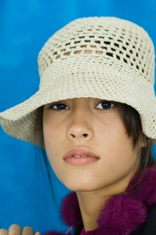 脸,头,脸颊,一个人,竖图,室内,特写,白天,正面,帽子,仅一个年轻女性,仅一个女性,仅一个人,蓝色背景,服装,注视,休闲装,漂亮,衣服,遮阳帽,观察,看,休闲,休闲服,摄影,服饰,影棚,观看,察看,关注,一顶,年轻女性,女人,女性,头部,脸部,脸蛋,面部,半身,彩图,影棚拍摄,拍摄