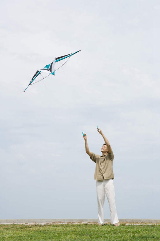 西方人,一个人,举,竖图,室外,白天,正面,草地,草坪,海浪,海洋,沙滩,植物,欧洲,欧洲人,仅一个男性,仅一个人,仅一个中年男性,沙子,海岸,浪花,云,云朵,沙地,云彩,注视,休闲装,草,一个,绿色,白云,蓝天,天空,海水,风筝,天,观察,看,托,休闲,休闲服,放风筝,单个,观看,察看,纸鸢,关注,海景,放鹞子,鹞,鹞子,鸢,木鸢,男人,男性,中年男性,白种人,大海,海,海水的波动,海滩,近岸浪,举起,举手,举着,抬头,向上举,向上伸,向上托,仰头,彩图,全身