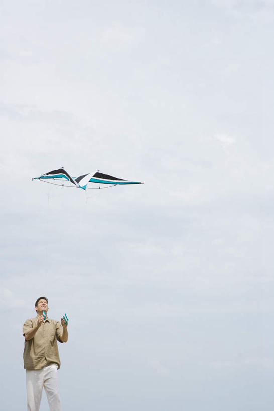 西方人,一个人,站,竖图,室外,白天,仰视,草地,草坪,植物,欧洲,欧洲人,仅一个男性,仅一个人,仅一个中年男性,握,云,云朵,云彩,注视,休闲装,娱乐,草,绿色,白云,蓝天,天空,风筝,天,观察,看,站着,休闲,休闲服,放风筝,握着,观看,察看,纸鸢,关注,放鹞子,鹞,鹞子,鸢,木鸢,男人,男性,中年男性,白种人,抬头,仰头,站立,半身,彩图,低角度拍摄