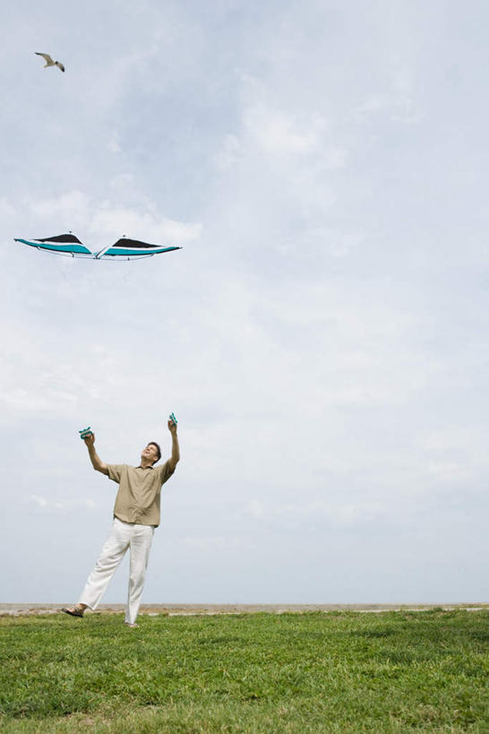 西方人,一个人,站,举,竖图,室外,白天,仰视,草地,草坪,植物,欧洲,欧洲人,仅一个男性,仅一个人,仅一个中年男性,握,云,云朵,云彩,注视,休闲装,娱乐,草,绿色,白云,蓝天,天空,风筝,天,观察,看,托,站着,休闲,休闲服,放风筝,握着,观看,察看,纸鸢,关注,放鹞子,鹞,鹞子,鸢,木鸢,男人,男性,中年男性,白种人,举起,举手,举着,抬头,向上举,向上伸,向上托,仰头,站立,彩图,低角度拍摄,全身