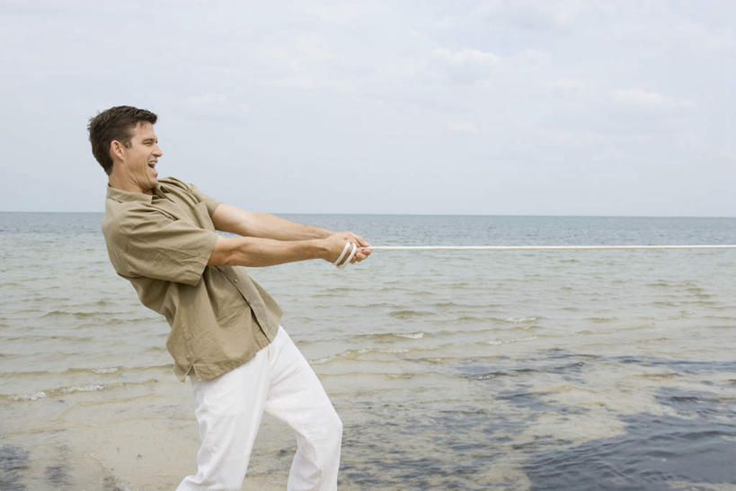 一个人,站,拉,笑,微笑,露齿笑,竖图,室外,白天,正面,海洋,沙滩,仅一个男性,仅一个人,握,沙子,海岸,水平线,云,云朵,辽阔,海平线,沙地,云彩,注视,休闲装,仅一个年轻男性,白云,蓝天,天空,海水,绳子,天,观察,看,站着,休闲,广阔,休闲服,力量,握着,观看,一望无际,绳索,察看,愉悦,关注,海景,无边无际,一马平川,男人,男性,年轻男性,大海,海,海水的波动,海滩,近岸浪,站立,半身,彩图,水天相接,水天一线