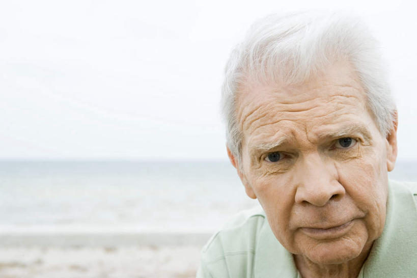 西方人,脸,头,脸颊,皱纹,头发,一个人,竖图,室外,特写,白天,正面,T恤衫,海浪,海洋,欧洲,欧洲人,仅一个男性,仅一个人,朦胧,模糊,浪花,水平线,云,云朵,辽阔,海平线,T恤,肩膀,白色,白云,天空,海水,天,仅一个老年男性,广阔,思考,皱眉,一望无际,海景,无边无际,一马平川,老年男性,男人,男性,白种人,头部,脸部,脸蛋,面部,大海,海,海水的波动,近岸浪,半身,彩图,水天相接,水天一线,短发