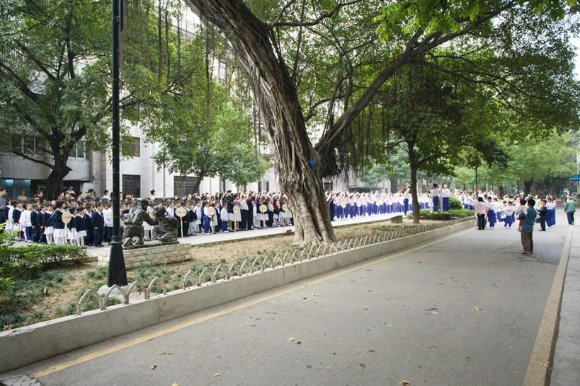 东方人,儿童,伙伴,朋友,学校,教学楼,站,横图,室外,白天,正面,制服,锻炼,度假,友谊,纯洁,运动,美景,植物,城市风光,城市,路灯,广州,中国,亚洲,一排,整齐,景观,许多人,教育,注视,黄种人,娱乐,校园,树,树木,排列,小孩,绿色,自然,观察,看,站着,一群人,享受,休闲,同学,校服,景色,放松,可爱,童年,童趣,生长,成长,观看,察看,校友,队列,关注,童真,东亚,烂漫,无邪,广东,广东省,中华人民共和国,华南地区,省会,广州市,粤,同窗,学友,体育,天真,友情,男孩,男人,男性,女孩,女人,女性,亚洲人,站立,彩图,全身,健身,教室楼,教学大楼,男生,女生