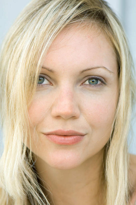 西方人,脸,头,脸颊,头发,一个人,笑,微笑,竖图,室内,特写,白天,白色背景,正面,欧洲,欧洲人,仅一个年轻女性,仅一个女性,仅一个人,注视,观察,看,金色,自信,摄影,影棚,观看,察看,关注,年轻女性,女人,女性,白种人,头部,长发,脸部,脸蛋,面部,半身,彩图,影棚拍摄,拍摄