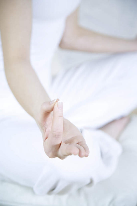 西方人,手,拇指,一个人,坐,竖图,特写,白天,白色背景,正面,运动服,锻炼,瑜伽,运动,莲花,欧洲,欧洲人,仅一个年轻女性,仅一个女性,仅一个人,白色,手势,健康,手部,养生,摄影,影棚,冥想,练习,食指,松弛,体育,年轻女性,女人,女性,白种人,手臂,坐着,半身,彩图,影棚拍摄,健身,拍摄