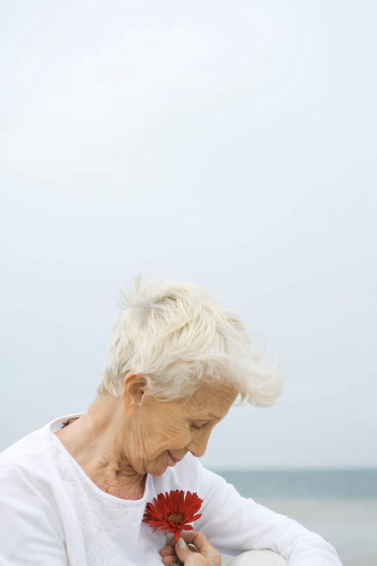 皱纹,头发,一个人,坐,抱,笑,微笑,竖图,室外,特写,白天,侧面,快乐,幸福,海洋,沙滩,叶子,仅一个女性,仅一个人,握,朦胧,模糊,盛开,沙子,海岸,浪花,水平线,云,辽阔,玛格丽特,海平线,沙地,拿,花蕾,云彩,拿着,雏菊,花,花瓣,花朵,鲜花,一朵,绿色,白色,白云,天空,海水,花束,天,花苞,花蕊,广阔,菊花,活力,握着,仅一个老年女性,抱着,希望,一望无际,搂着,坚强,和平,海景,离别,延命菊,幸福花,春菊,马兰头花,暗恋,纯情,单恋,无边无际,一马平川,天真,老年女性,女人,女性,大海,海,海水的波动,海滩,近岸浪,怀抱,搂,搂抱,拥抱,坐着,半身,彩图,深情,愉快,水天相接,水天一线