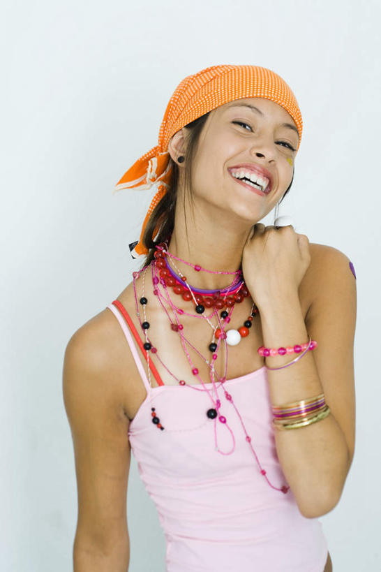 一个人,站,笑,微笑,露齿笑,竖图,室内,白天,白色背景,正面,时尚,项链,仅一个年轻女性,仅一个女性,仅一个人,装饰,头巾,粉红色,吊带衫,纹身,装饰品,饰品,首饰,看,站着,摄影,影棚,修饰,点缀,酷,衬托,美观,雅致,雅观,年轻女性,女人,女性,站立,半身,彩图,影棚拍摄,拍摄