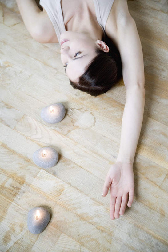 西方人,手,手掌,一个人,躺,闭眼,竖图,俯视,室内,白天,地板,蜡烛,欧洲,欧洲人,仅一个年轻女性,仅一个女性,仅一个人,伸展,背心,火焰,烛光,地面,燃烧,木地板,白色,点燃,健康,手部,放松,生活方式,冥想,卧着,年轻女性,女人,女性,白种人,闭眼睛,闭着眼,闭着眼睛,躺着,卧,半身,彩图,高角度拍摄