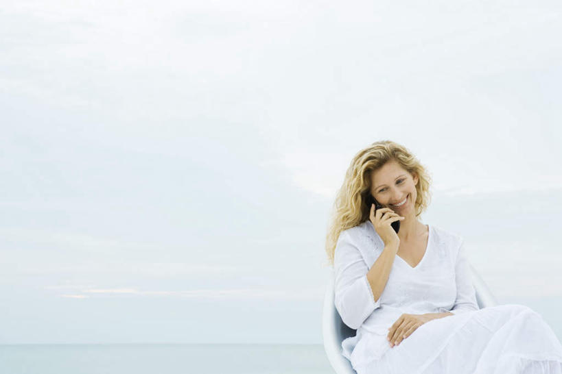 西方人,一个人,坐,捧,笑,打电话,微笑,露齿笑,横图,室外,白天,正面,裙子,海浪,海洋,沙滩,电话,手机,椅子,欧洲,欧洲人,仅一个年轻女性,仅一个女性,仅一个人,握,连衣裙,朦胧,模糊,沙子,海岸,浪花,水平线,云,云朵,辽阔,海平线,沙地,拿,云彩,拿着,注视,通讯设备,一个,白云,天空,海水,天,观察,看,广阔,握着,单个,观看,半身裙,吊带裙,一望无际,察看,关注,海景,无边无际,一马平川,交流,年轻女性,女人,女性,白种人,长发,大海,海,海水的波动,海滩,沟通,捧着,手捧,通话,坐着,半身,彩图,水天相接,水天一线