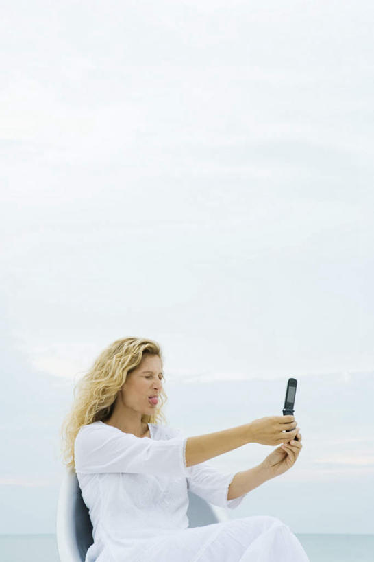 一个人,坐,捧,笑,打电话,微笑,露齿笑,竖图,室外,白天,侧面,裙子,海浪,海洋,沙滩,电话,手机,椅子,仅一个年轻女性,仅一个女性,仅一个人,握,连衣裙,朦胧,模糊,沙子,海岸,浪花,水平线,云,云朵,辽阔,海平线,沙地,拿,云彩,拿着,通讯设备,白云,天空,海水,天,广阔,握着,半身裙,吊带裙,一望无际,海景,无边无际,一马平川,交流,年轻女性,女人,女性,长发,大海,海,海水的波动,海滩,沟通,捧着,手捧,通话,坐着,半身,彩图,水天相接,水天一线