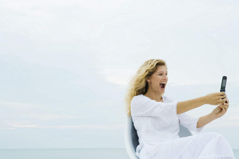 西方人,一个人,坐,捧,笑,打电话,微笑,露齿笑,横图,室外,白天,正面,裙子,海浪,海洋,沙滩,电话,手机,椅子,欧洲,欧洲人,仅一个年轻女性,仅一个女性,仅一个人,握,连衣裙,沙子,海岸,浪花,水平线,云,云朵,辽阔,海平线,沙地,拿,云彩,拿着,通讯设备,白云,天空,海水,天,张嘴,广阔,握着,半身裙,吊带裙,一望无际,张大嘴巴,海景,无边无际,一马平川,交流,年轻女性,女人,女性,白种人,长发,大海,海,海水的波动,海滩,张开嘴,沟通,捧着,手捧,通话,坐着,半身,彩图,狂笑,水天相接,水天一线