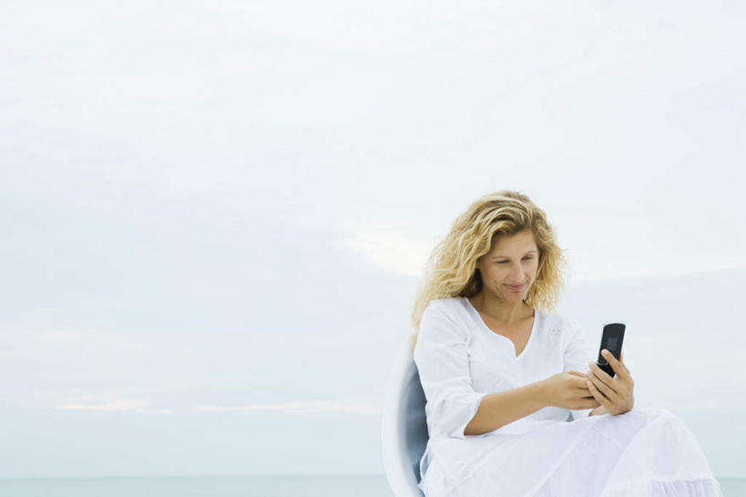 西方人,一个人,坐,捧,笑,打电话,微笑,露齿笑,横图,室外,白天,正面,裙子,海浪,海洋,沙滩,电话,手机,椅子,欧洲,欧洲人,仅一个年轻女性,仅一个女性,仅一个人,握,连衣裙,沙子,海岸,浪花,水平线,云,云朵,辽阔,海平线,沙地,拿,云彩,拿着,注视,通讯设备,白云,天空,海水,天,观察,看,广阔,握着,观看,半身裙,吊带裙,一望无际,察看,关注,海景,无边无际,一马平川,交流,年轻女性,女人,女性,白种人,长发,大海,海,海水的波动,海滩,沟通,捧着,手捧,通话,坐着,半身,彩图,水天相接,水天一线