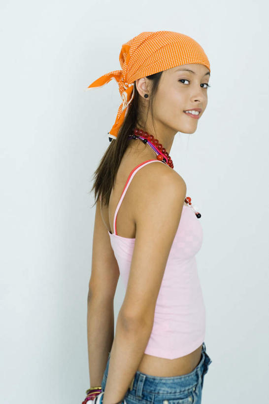 西方人,一个人,站,笑,微笑,露齿笑,竖图,室内,白天,白色背景,侧面,时尚,欧洲,欧洲人,仅一个年轻女性,仅一个女性,仅一个人,头巾,粉红色,扭头,注视,吊带衫,纹身,首饰,观察,看,站着,摄影,影棚,观看,察看,酷,关注,年轻女性,女人,女性,白种人,站立,半身,彩图,影棚拍摄,拍摄